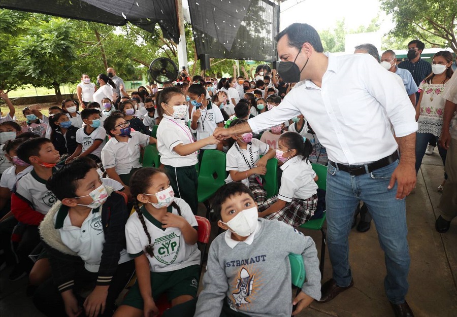 Mauricio Vila transforma la educación en Yucatán con nuevos uniformes