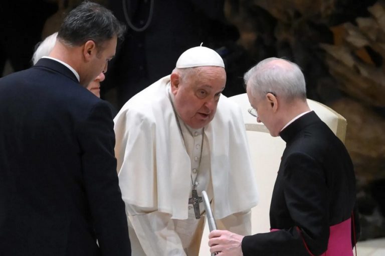 Papa Francisco sufre una bronquitis atenderá desde la Casa Santa Marta