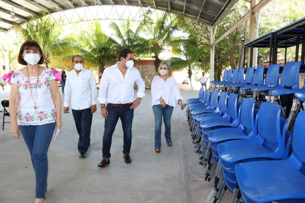 Entrega de mobiliario escolar (3)
