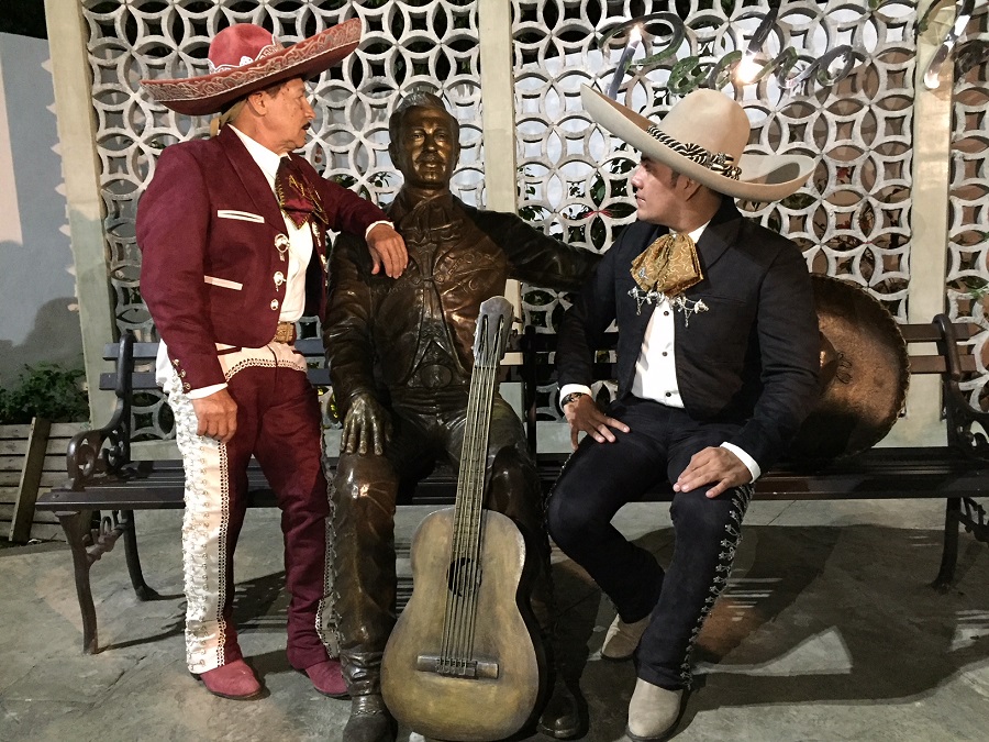 Armando Infante y Daniel Medina, El Gavillán, se miran como aquella mítica escena de Dos tipos de cuidado. (Martha López Huan)