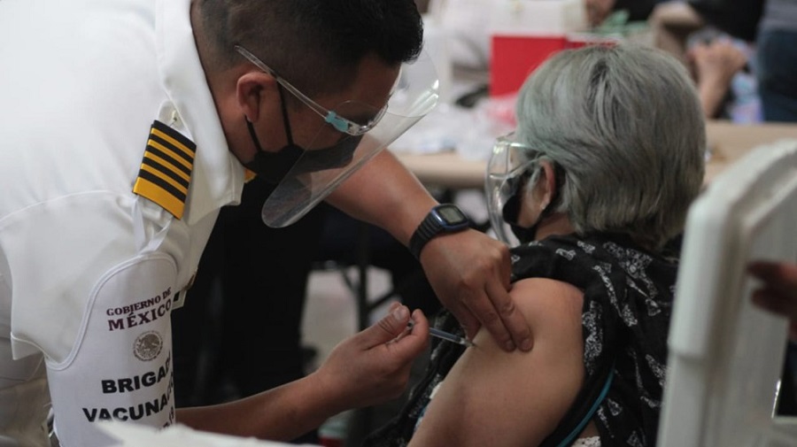 vacunacion-contra-covid-19-de-anciana-en-iztapalapa-cdmx