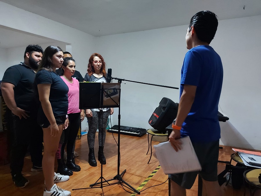 El director del musical Rent, durante un ensayo. (Cortesía)