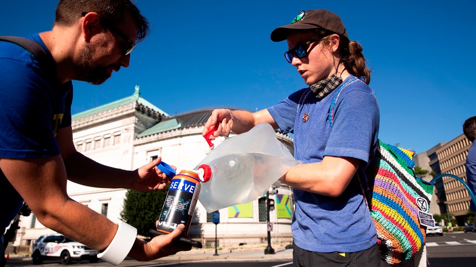 activistas-reparten-agua-en-estados-unidos-ante-ola-de-calor