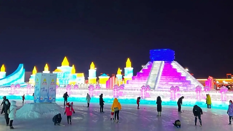Más de 500 personas participaron en la construcción de la réplica de hielo del Castillo de Chichén. (Cortesía)