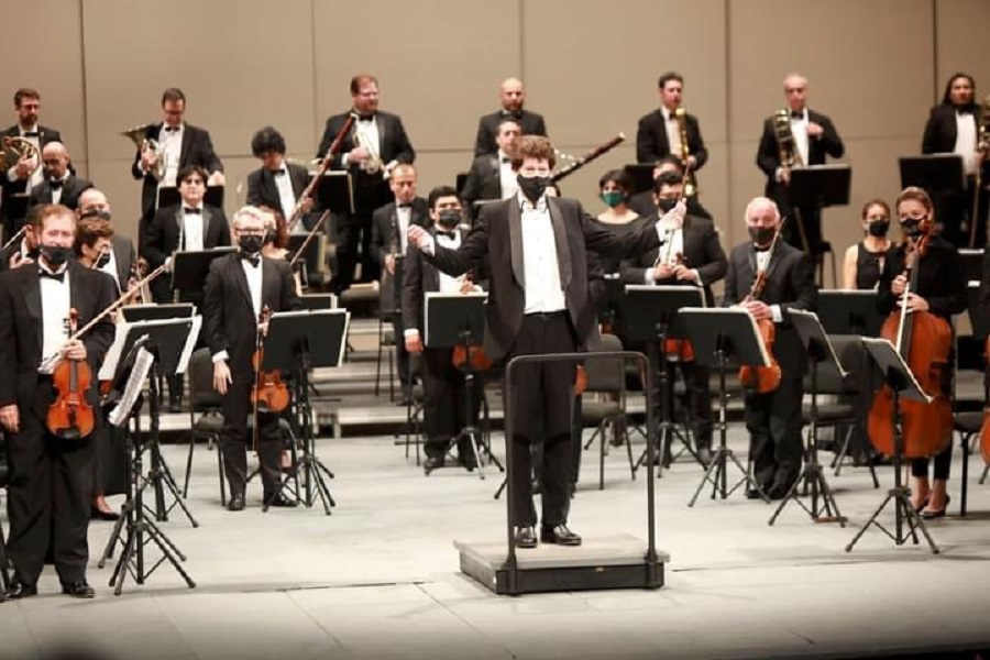 El maestro Juan Carlos Lomónaco y la Orquesta Sinfónica de Yucatán