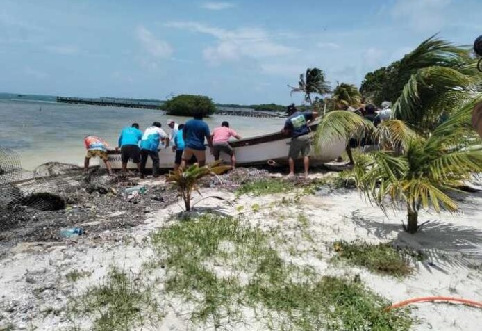 Pescadores de Punta Herrero, en el sur de Quintana Roo, preparados para