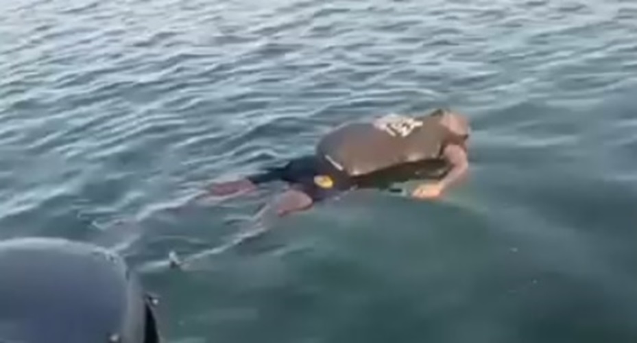 Hallan un cadáver flotando en playa