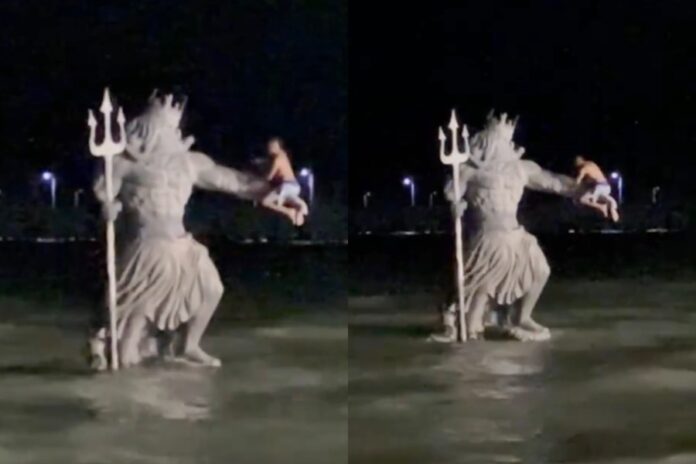 Monta la estatua de Poseidón en Progreso