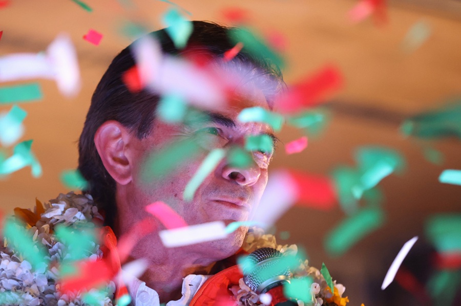 Paz promete volver a "abrir Bolivia al mundo" y trabajar con "todos" para salir adelante