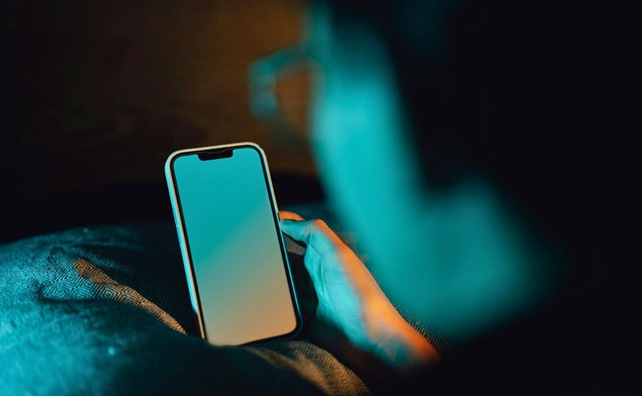uso-del-celular-en-la-noche