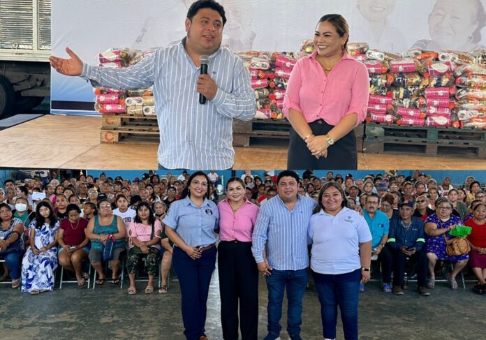 Edwin Bojórquez entrega despensas a persona