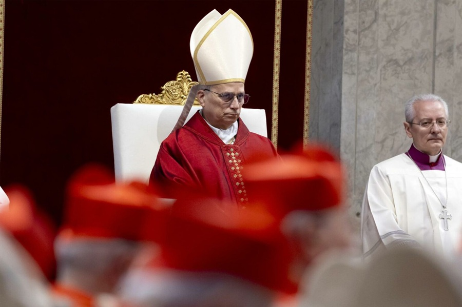 León XIV reza tendido en el suelo de la basílica vaticana por la Pasión de Cristo